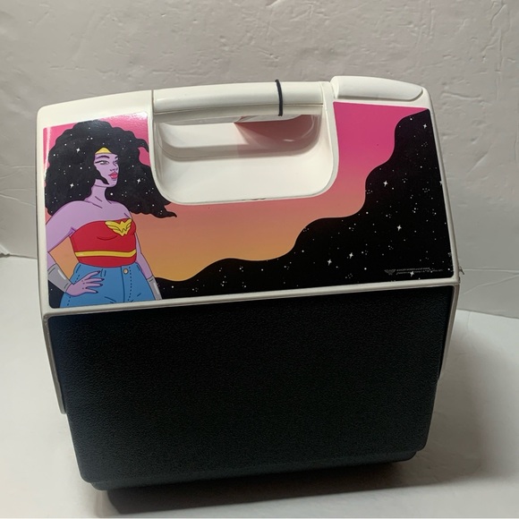 DC Comics x Igloo 7 Qt Wonder Women Playmate Cooler Intl Women’s Day NWT - Picture 2 of 11